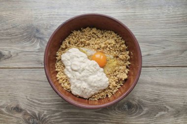 Pour the loaf with milk, let stand for 5-10 minutes and pass through a meat grinder. Add everything to a bowl of minced meat and egg, stir.