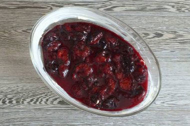 Grease an ovenproof dish with a thin layer of butter. Pour the boiled plum into it.