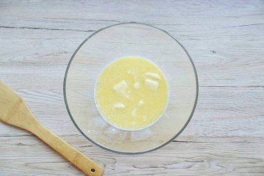 Sıcak süt ve erimiş tereyağı dök..