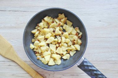 When the apples are tender, add the pre-washed raisins to the pan and stir. The filling for the buns is ready.