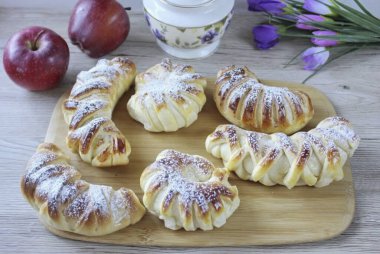 Ready buns with apple and raisins chill a little and can be served. Sprinkle with powdered sugar if desired.