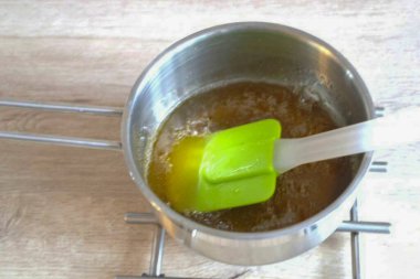 Pour the syrup into the caramel, stir quickly.