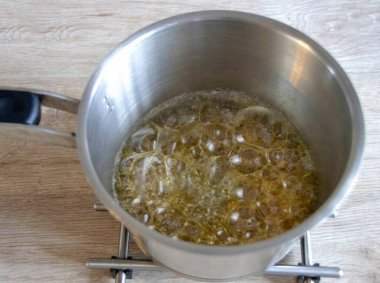 Pour 100 grams of sugar into a saucepan, add 2 tablespoons of water, boil the caramel over low heat, in the same way as in the previous 