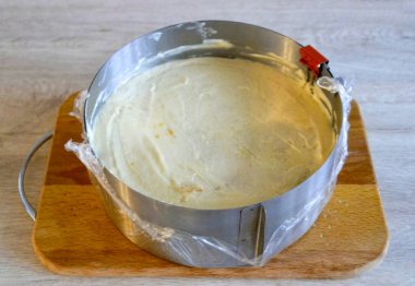 Fill the gaps between the walls of the mold with the remaining mousse. Place the cake in the freezer for 12-18 hours until it hardens completely.