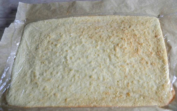 Cover the hot sponge cake with cling film.