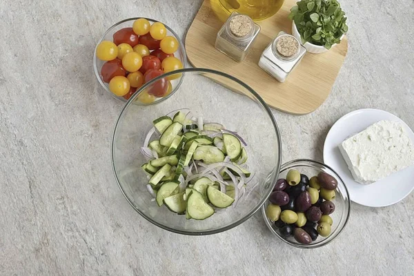 Place Sliced Cucumbers Thinly Sliced Onions Deep Salad Bowl — Stock Photo, Image