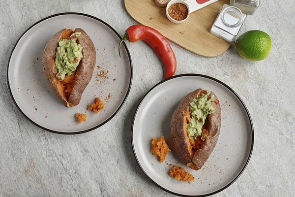 Transfer Sweet Potatoes Serving Bowls Guacamole Cut Sprinkle Hot Seasoning — Stok fotoğraf