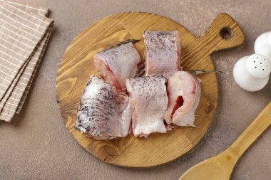 Clean the pike, remove the head, tail and entrails. Rinse well. Cut into pieces for convenience.