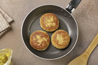 Heat oil in a frying pan, put cutlets and fry them over low heat until golden brown.