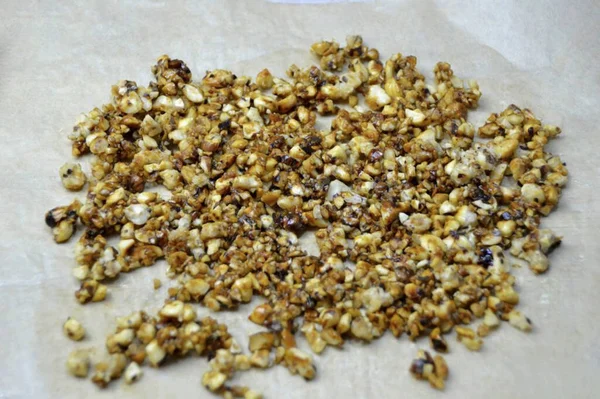 Put Nut Crumbs Parchment Divide Fine Fraction Convenient Sprinkling — Stock Photo, Image