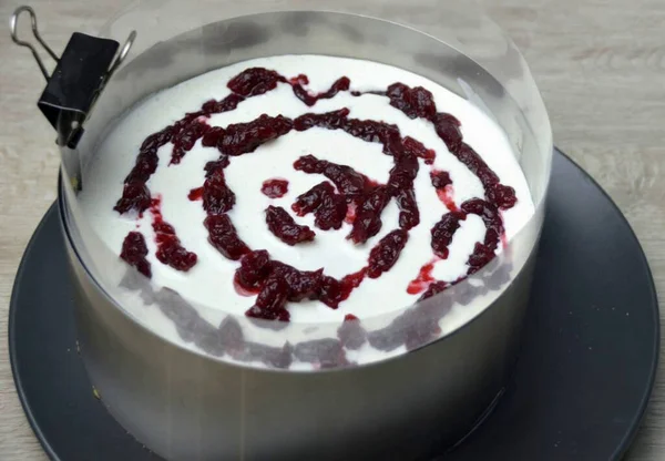 Put Next Cake Put Tbsp Spoons Sour Cream Squeeze Cranberry — стоковое фото