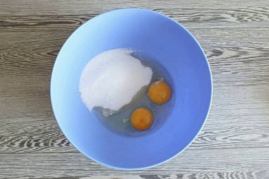 Combine sugar and eggs in a bowl. Stir.