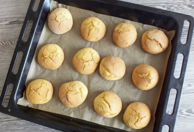 At the end of the baking time, remove the gingerbread from the oven. Immediately cover them with icing sugar.