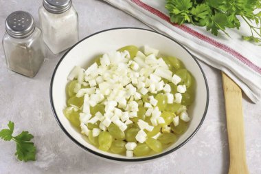 Sulugunileri küçük küplere ayır. Peynirin tadına bak ki salataya ne kadar tuz ekleyeceğini bilesin. Temizle ve durula, soğanın yarısını küp küp doğra..