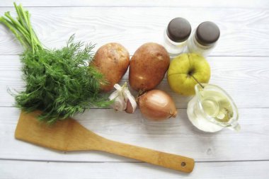 Elma kızartması yapmak için ihtiyacın olan tüm malzemeleri hazırla..