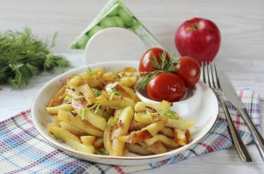 Kızarmış patatesleri bir tabağa koy, istediğin yeşillikleri serp. Serinlemesine ve servis yapmasına izin verme..