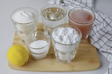 Oriental Delight Lokum yapmak için gereken tüm malzemeleri hazırlayın. Malzemeleri hazırlayın, bardakların hacmi 250 ml. Başlayalım.!