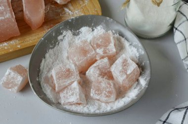 Kemikli parçalar kullanıma hazır. Yumuşak ve lezzetli, nazikçe yaylı.