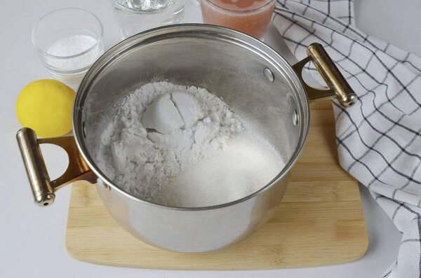 Take a deep comfortable pan. Pour a glass of starch and 1.5 cups of sugar. Stir.