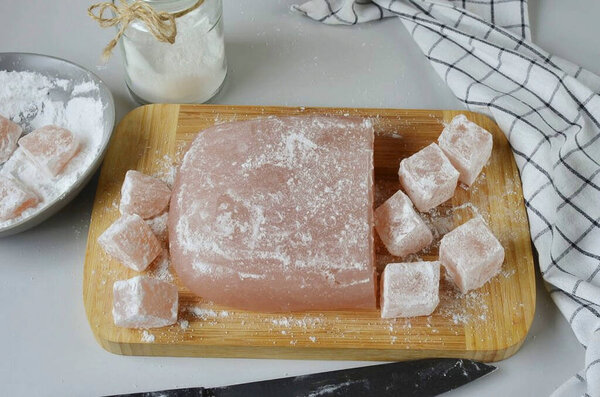 It remains to cut the Turkish delight into pieces. Cut with a sharp knife, rolling each cube in powdered starch.