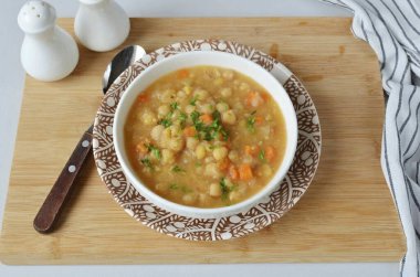 Çorbayı kaselere dök, doğranmış yeşillikler ekle. Sıcak servis.!