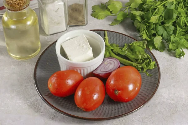 Készítse Hozzávalókat Hogy Készítsen Salátát Paradicsomos Sajttal Bazsalikommal Kóstold Meg — Stock Fotó