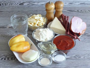 Pizza Tarantella yapmak için gerekli tüm malzemeleri hazırlayın..