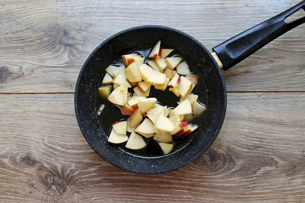 Cut the apple, remove the core and cut into slices. Add an apple to the pan with caramel.