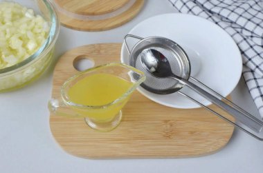 Meyve suyunu sık, bir anaokulu öğrencisi ve bir kilo için her birkaç saatte bir çay kaşığı al. Yetişkinler ve büyük çocuklar için kaşık.