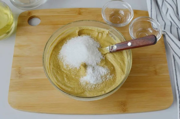 塩と砂糖を加えなさい かき混ぜて — ストック写真