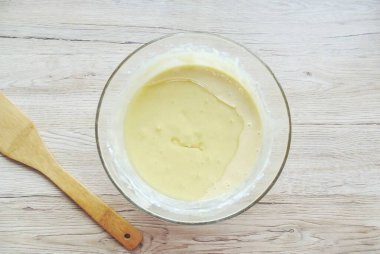 İnce ayçiçeği yağı dök ve hamuru tekrar karıştır..