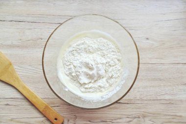 Ekli un ve kabartma tozu ekle, hamuru karıştır..