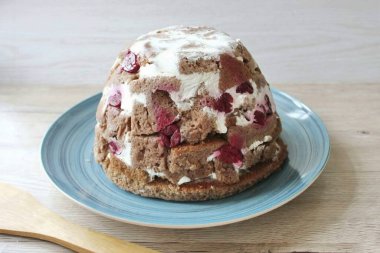 Pasta iyice ıslandığında, soğuktan çıkar ve bir tabağın üzerine koy. Filmi kaldır.