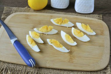 Sert tavuk yumurtası, 8 dakika kaynar suda pişir..