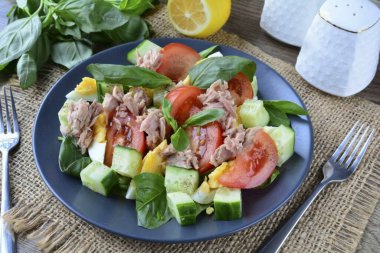 Salatayı hemen servis et. Yemek çok lezzetli ve kokulu. Afiyet olsun!