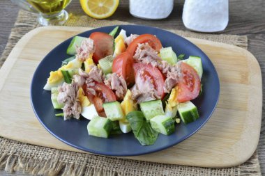 Salataya konserve ton balığı ekle. Salatayı yağ ve limon suyuyla doldur. Hazır!!