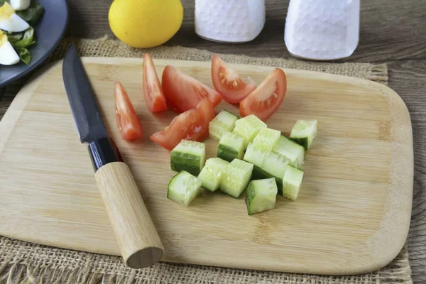 Cortar Los Tomates Rodajas Pepinos Cubitos Grandes — Foto de Stock