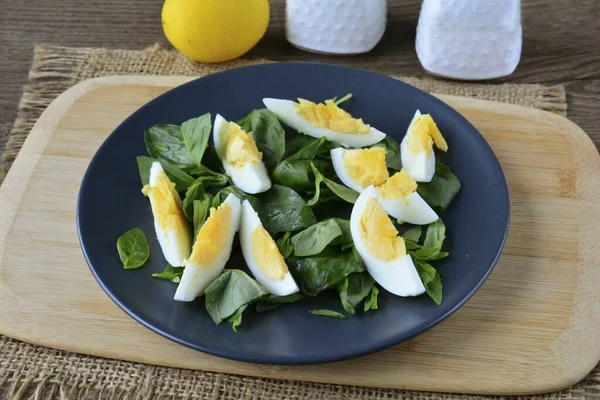 Mettere Foglie Basilico Piatto Aggiungere Uova — Foto Stock