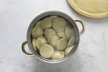 Ravioliyi 10 dakika boyunca kaynar suda kaynatın. Tofu ravioli hazır..