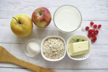 Karamelli Elmalı Yulaf ezmesi yapmak için gereken tüm malzemeleri hazırlayın..