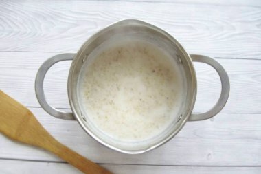 Mısır gevreğine bakılırsa, 5-6 dakika kaynattıktan sonra lapa pişir. Basit olanları pişirmek daha uzun sürer..