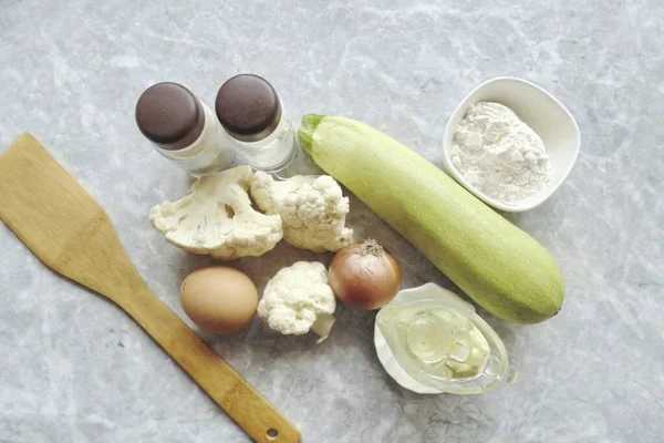 Bereiten Sie Alle Zutaten Für Die Zucchini Und Blumenkohl Schnitzel — Stockfoto