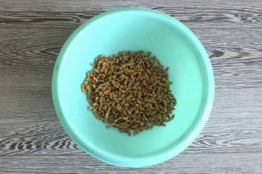  Kıyma makinesinde elmaları çevirin..