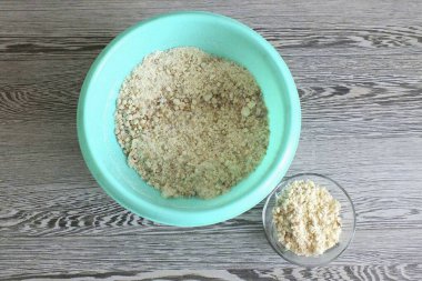 Üç yemek kaşığını ayrı bir kaseye koy. Ortaya çıkan kırıntıların bir slaytıyla.