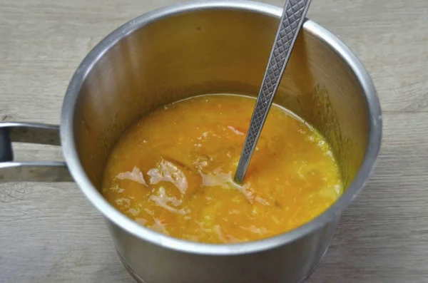 Verser Mélange Kaki Jus Orange Dans Une Casserole Chauffer Ajouter — Photo