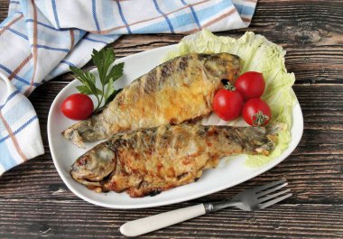 Bu şekilde pişirilen Crucian 'lar sulu ve yumuşaktır. Ve doğru kesme ve balık hazırlama küçük kemikleri neredeyse fark edilemez hale getirecek. Silahlanın! Afiyet olsun.!