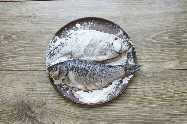 Mehl Einen Teller Gießen Und Den Fisch Damit Vollständig Bedecken — Stockfoto