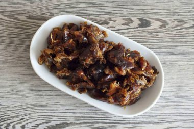 Kitle dururken dolguyu yap. Bunu yapmak için, tarihlerdeki çukurları kaldırın. 200 gram kurutulmuş meyve gerekecek..