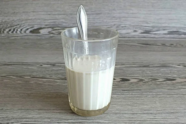 Nach Ablauf Der Zeit Die Hefe Warmer Milch Auflösen — Stockfoto