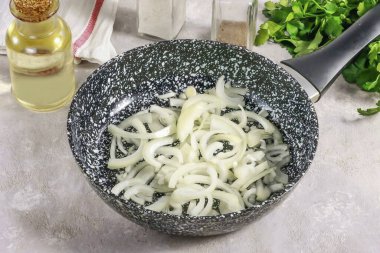 Soğanı yarım halkalara ayır ve 3 dakika kadar sebze yağında kızart..